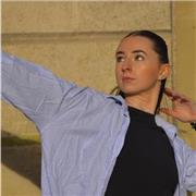 Cours de danse classique à des élèves qui désirent en apprendre plus